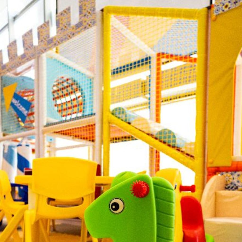 Area bimbi, centro commerciale, giochi, attività